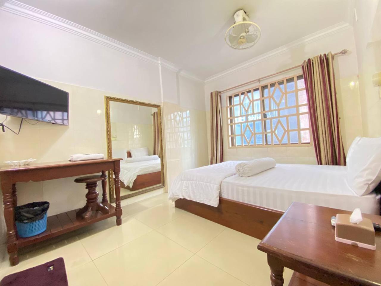 Empire House, Phnom Penh Hotel Екстериор снимка