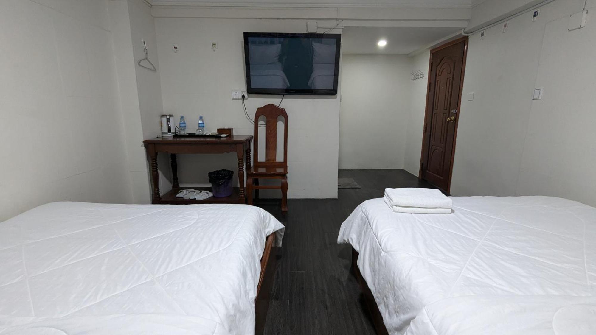 Empire House, Phnom Penh Hotel Екстериор снимка