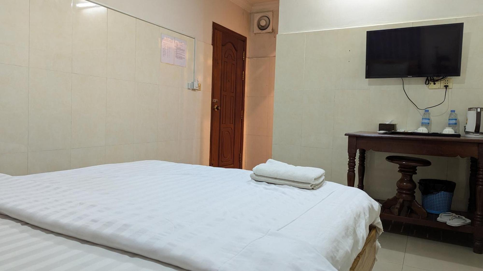 Empire House, Phnom Penh Hotel Екстериор снимка