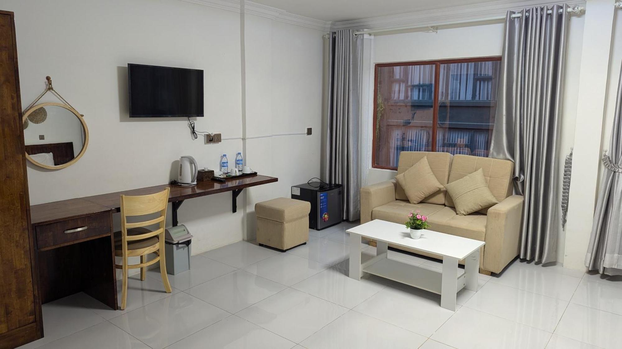 Empire House, Phnom Penh Hotel Екстериор снимка